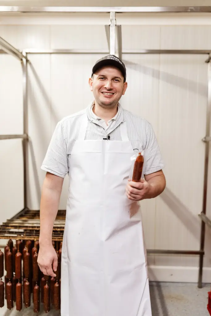 Michl Forster mit Salami in der Hand