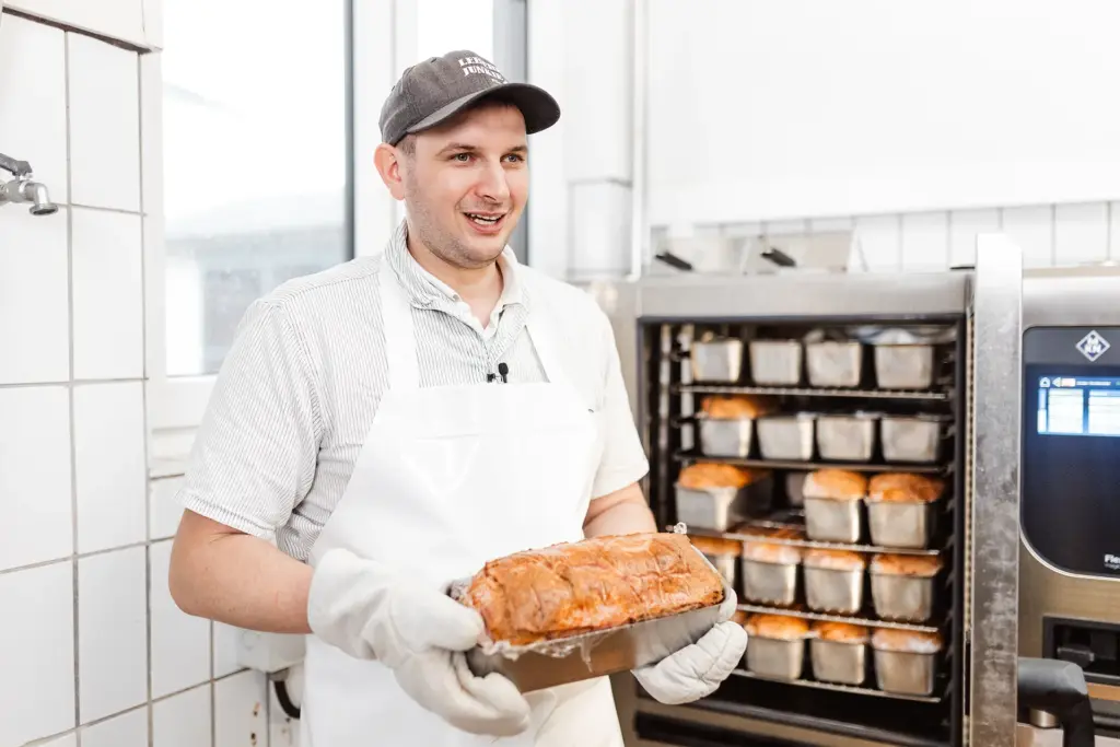 Michl Forster mit fertigem Leberkäse