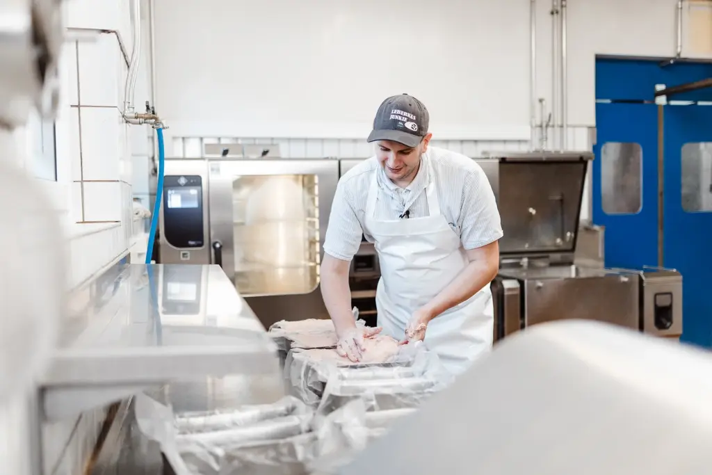 Michl Forster bereitet Leberkäse vor