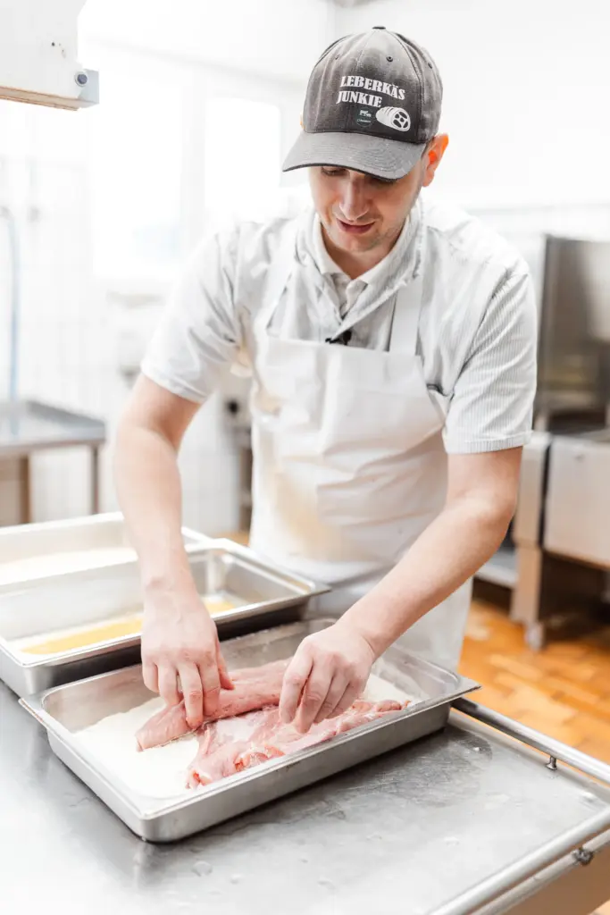 Michl Forster paniert Schnitzel