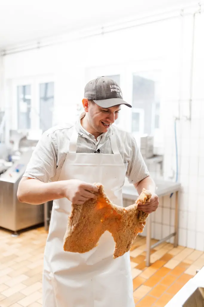 Michl Forster legt Schnitzel in die Fritteuse