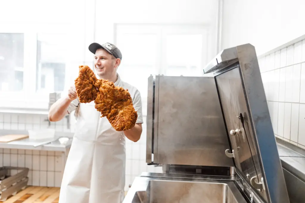 Michl Forster brät Schnitzel