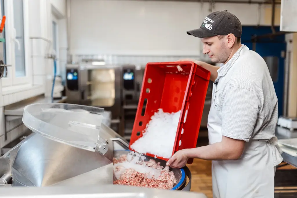 Michl Forster schüttet Eis in den Mixer