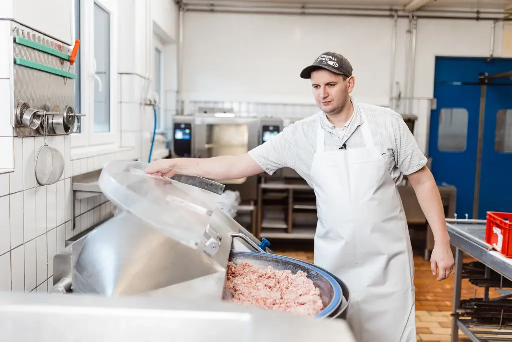 Michl Forster arbeitet am Leberkäse