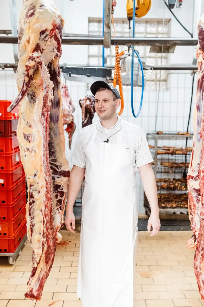 Michl Forster mit Schweinehälften