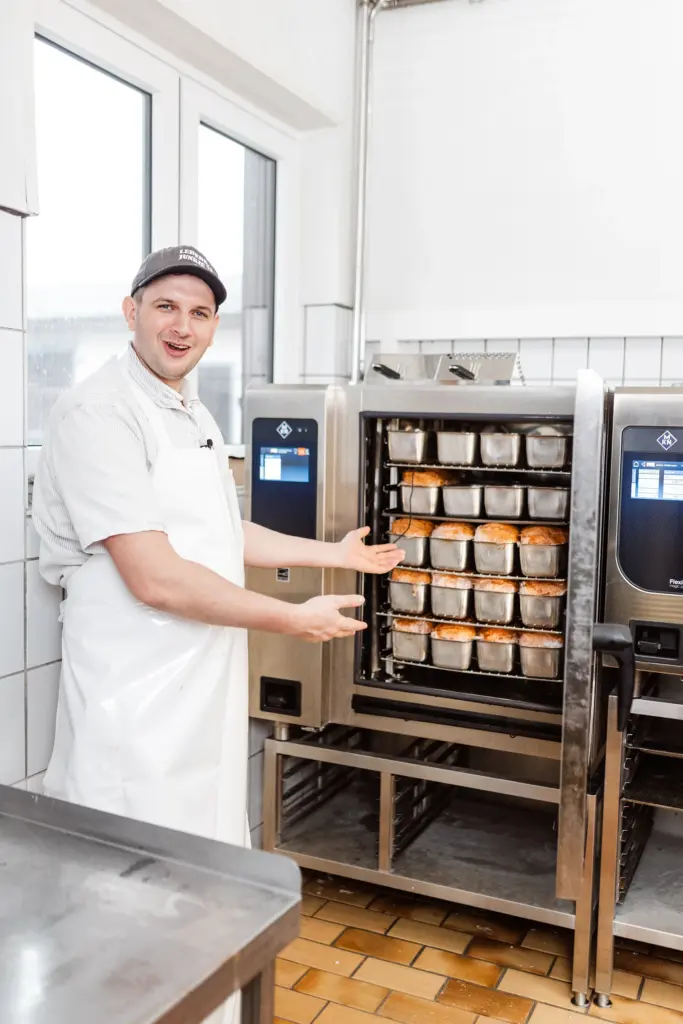 Michl Forster zeigt Leberkäse im Ofen